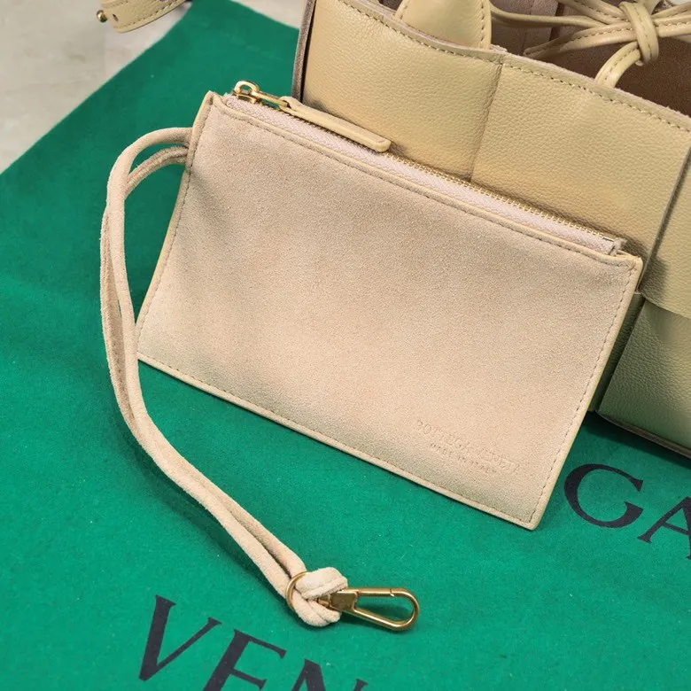 Batch 1420 BV Candy Arco super mini tote bag. The size of a mobile phone 😋 can only hold cuteness 🥰 I have always been fond of tote bags because it has no complicated design, is simple and neat, and can be easily matched with daily clothes. Key points, key points! It is equipped with a detachable shoulder strap, so you can match your different looks. It is full of texture. Size: 20*7*13 Style number: 9895#